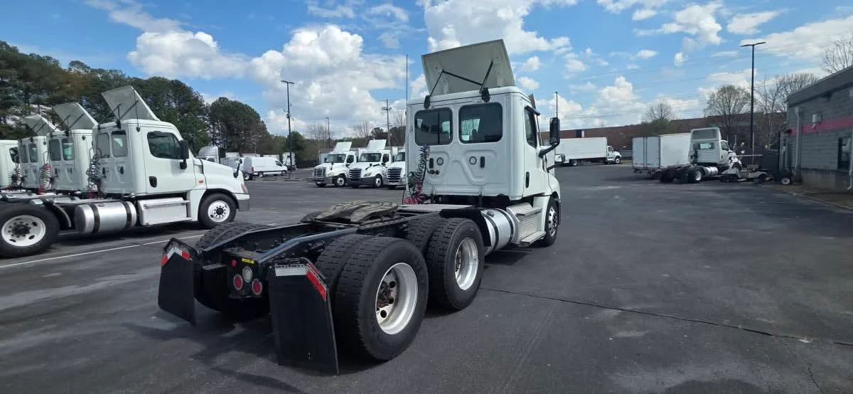 2021 Freightliner Cascadia - image 4