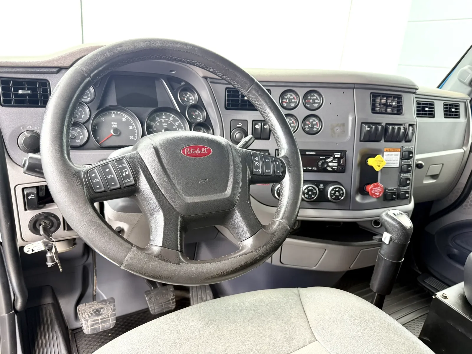 2016 Peterbilt 567 in New Lenox, IL — photo 15