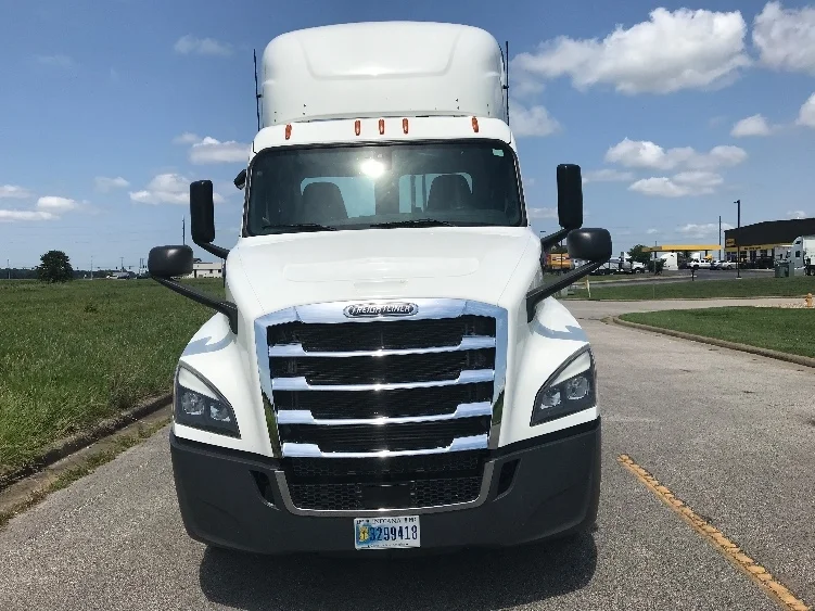 2020 Freightliner Cascadia in Evansville, IN — photo 2