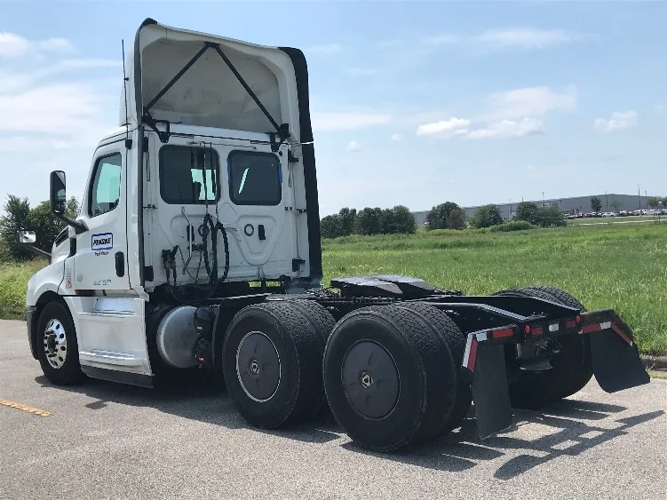 2020 Freightliner Cascadia in Evansville, IN — photo 5