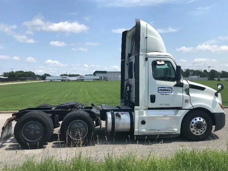 2020 Freightliner Cascadia in Evansville, IN — photo 8