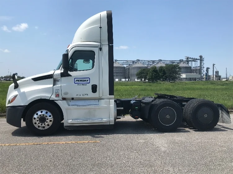2020 Freightliner Cascadia in Evansville, IN — photo 4