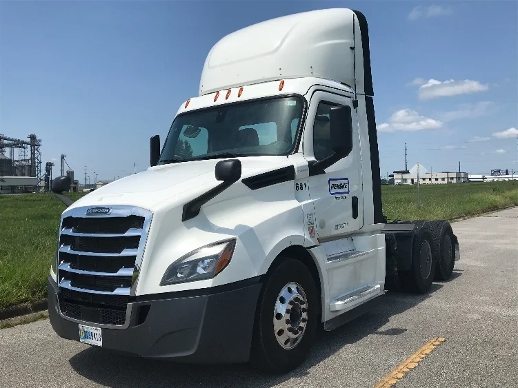 2020 Freightliner Cascadia in Evansville, IN — photo 3