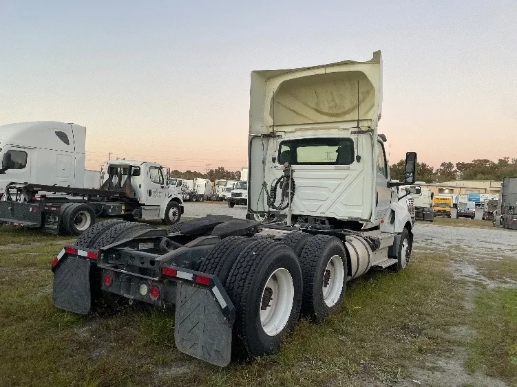 2019 International LT - image 7