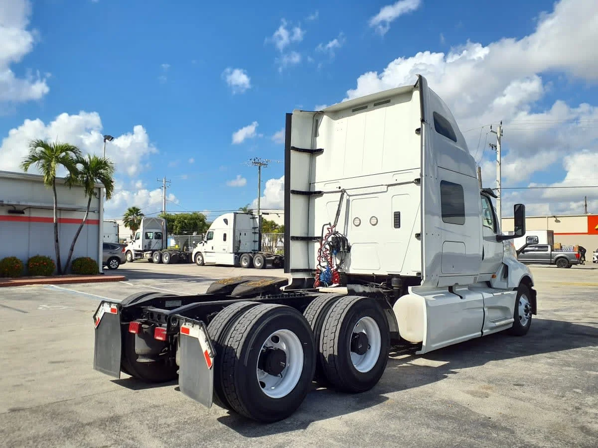 2020 International LT in Miami, FL — photo 4