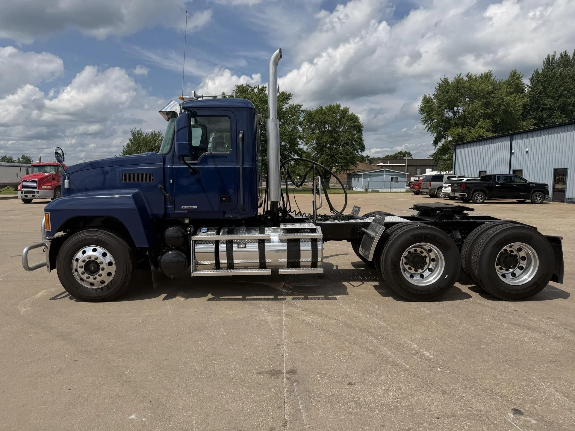 2024 Mack Pinnacle in Mediapolis, IA — photo 2