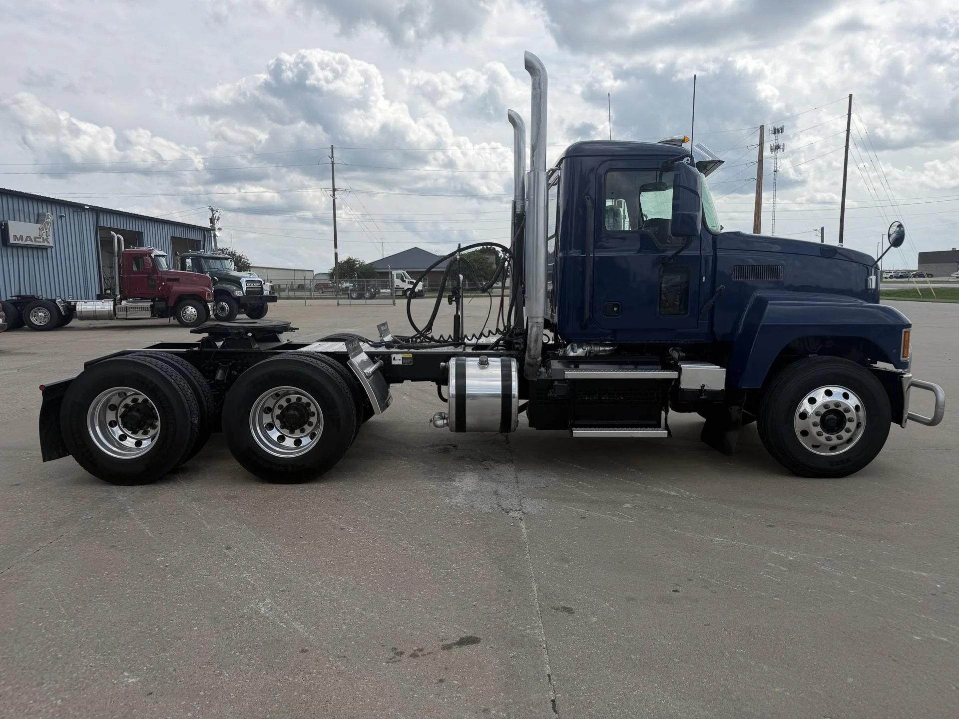 2024 Mack Pinnacle in Mediapolis, IA — photo 10