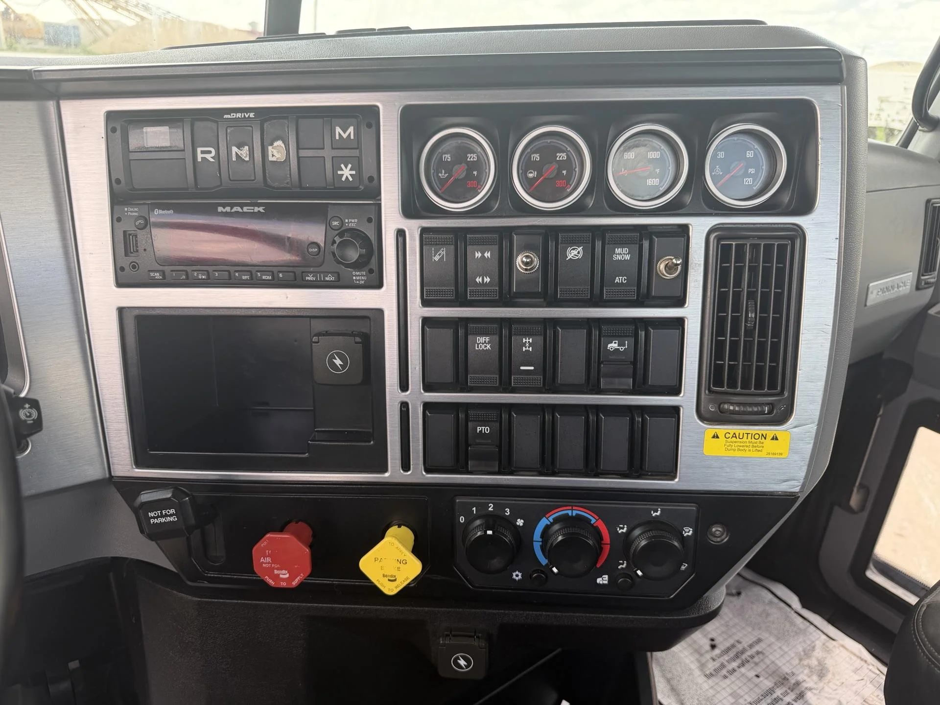 2024 Mack Pinnacle in Mediapolis, IA — photo 15