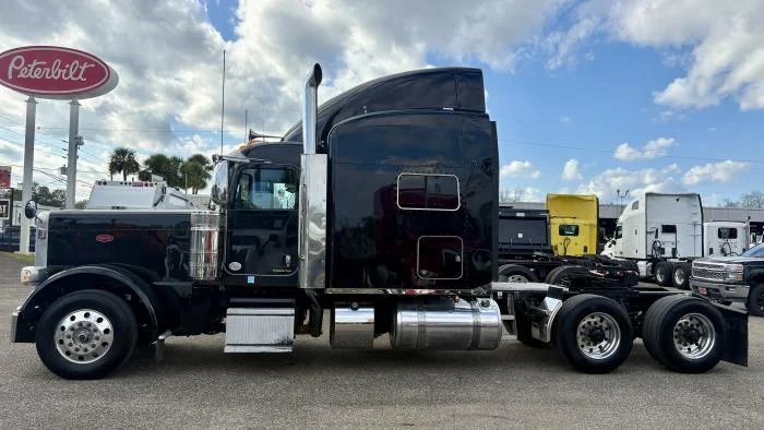 2022 Peterbilt 389 in Jacksonville, FL — photo 3