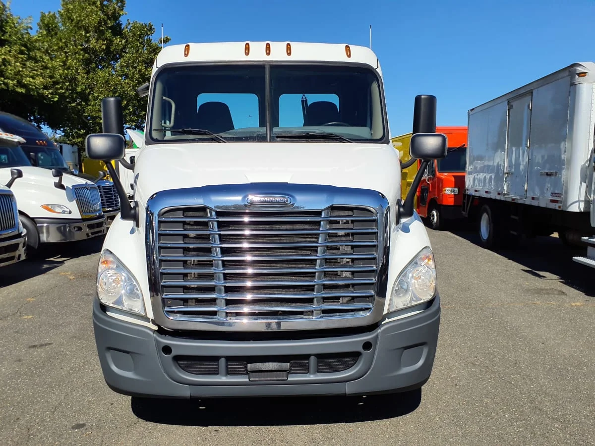 2017 Freightliner Cascadia - image 2