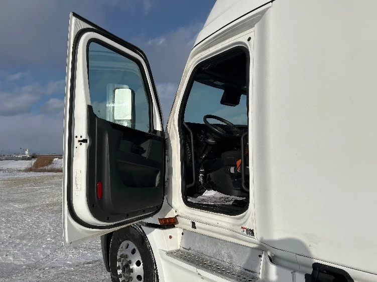 2023 Freightliner Cascadia - image 9