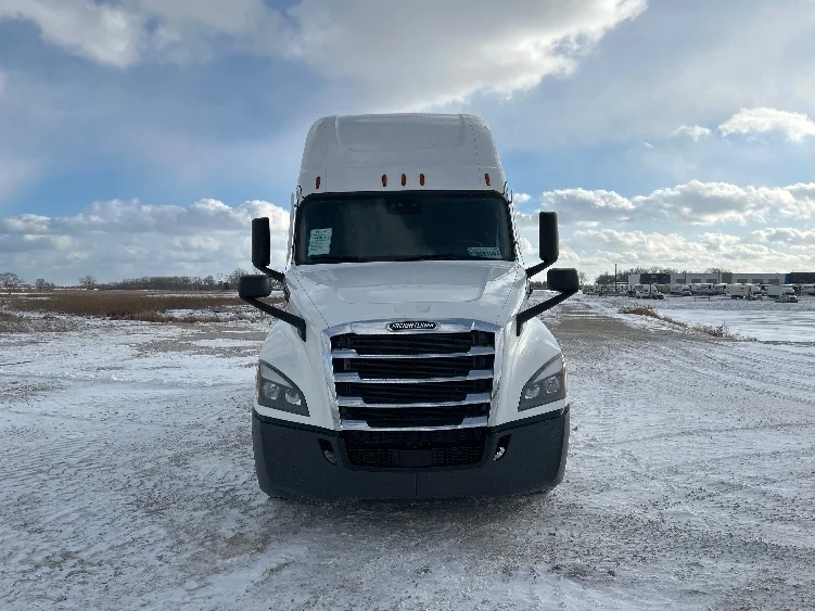 2023 Freightliner Cascadia - image 2