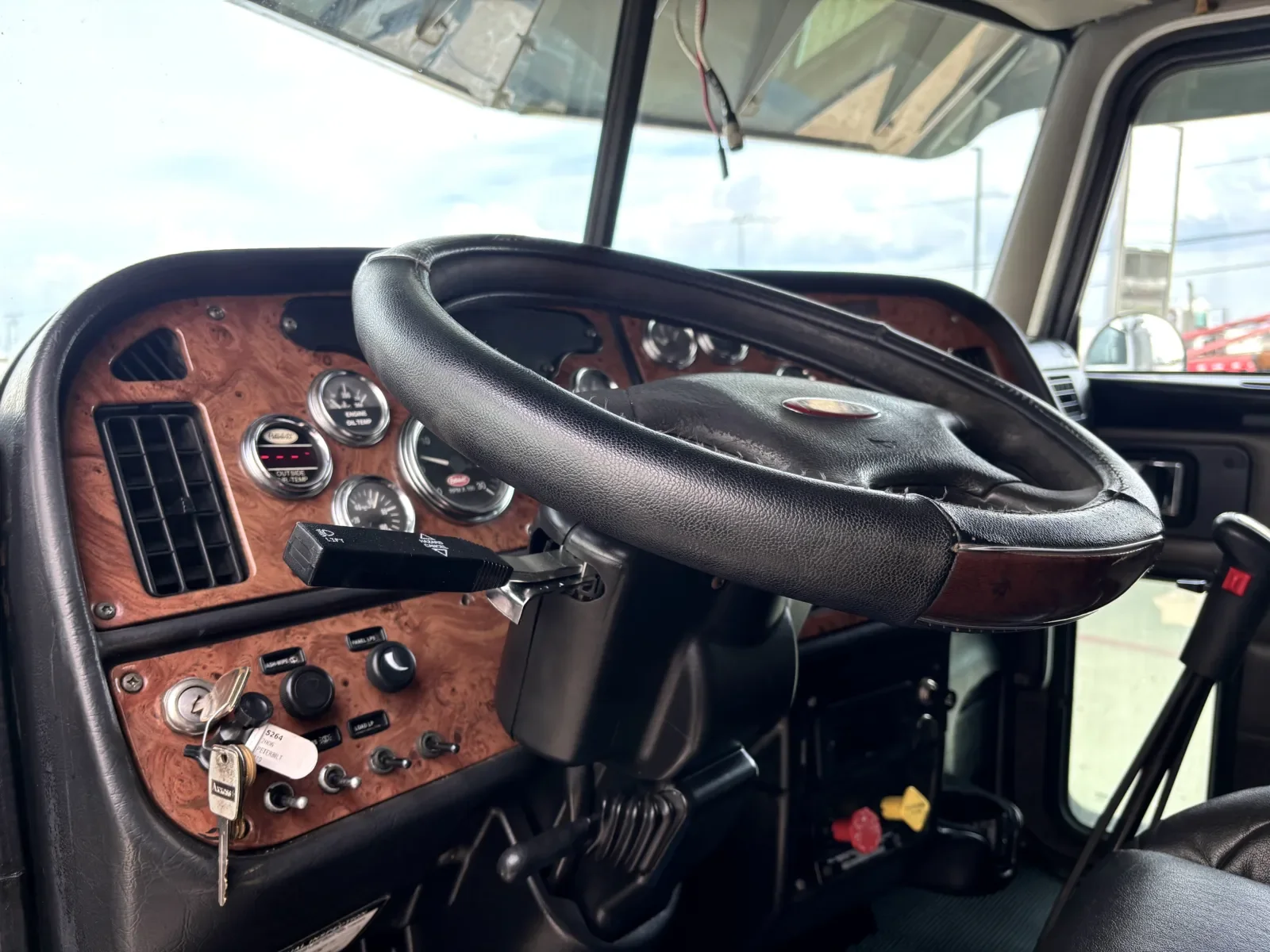 2006 Peterbilt 379 in Hutchins, TX — photo 15