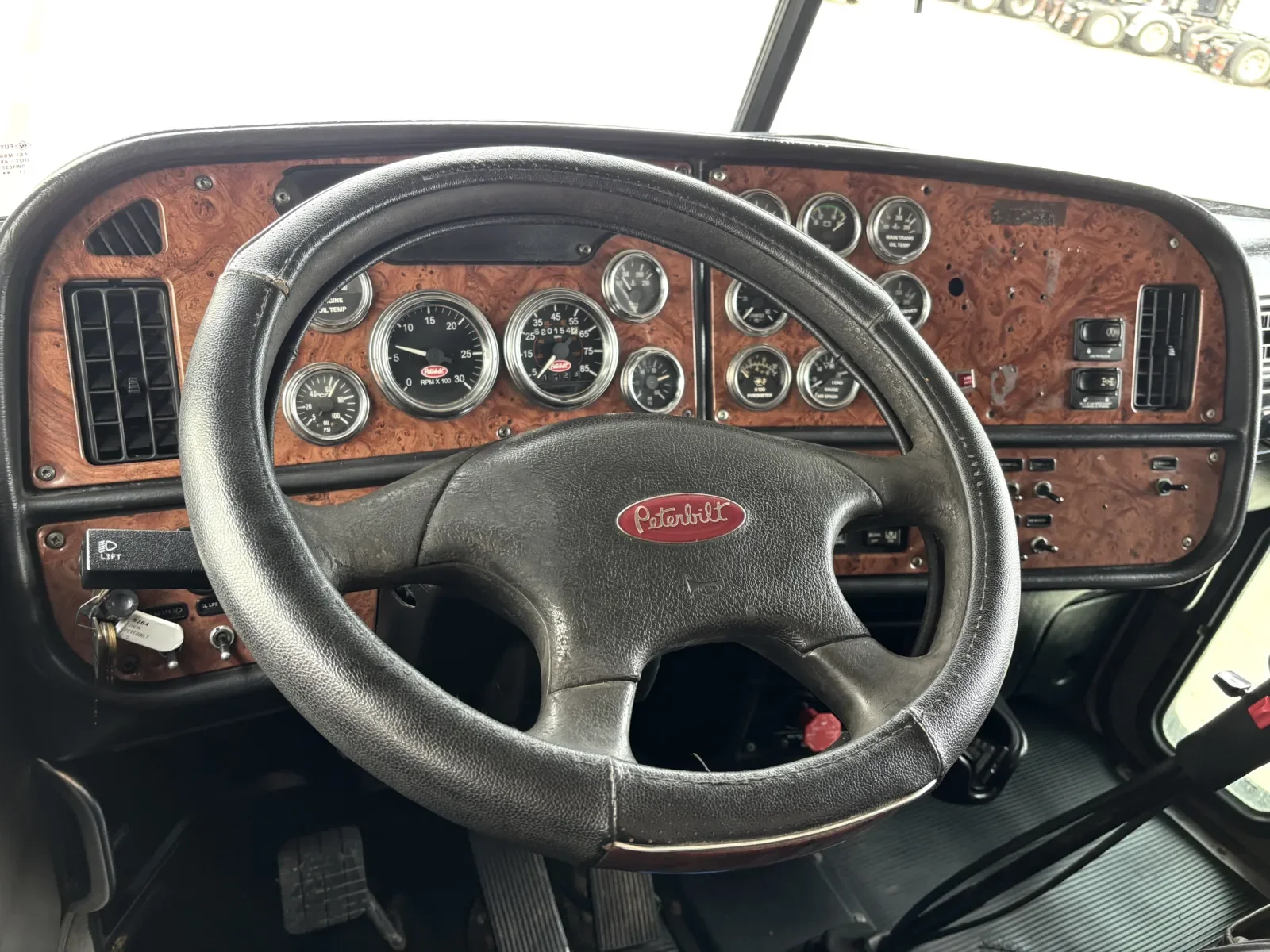 2006 Peterbilt 379 in Hutchins, TX — photo 16