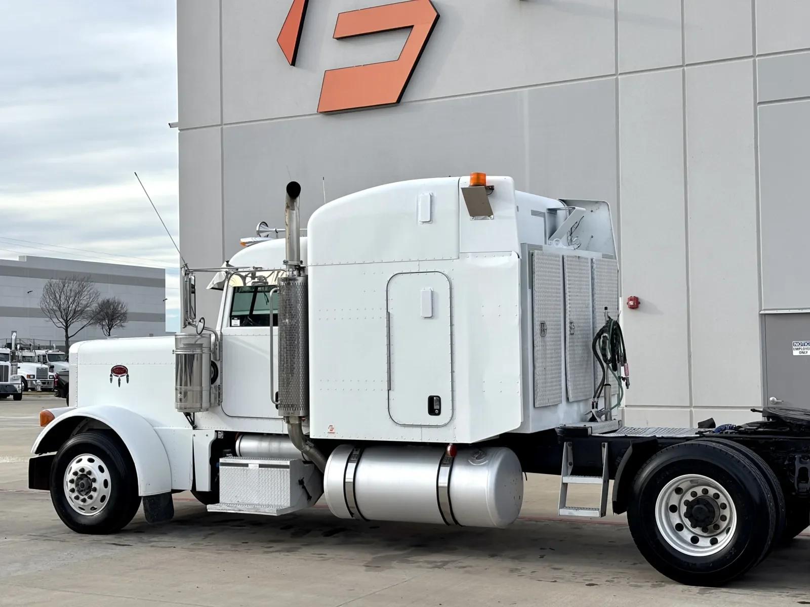 2006 Peterbilt 379 in Hutchins, TX — photo 8