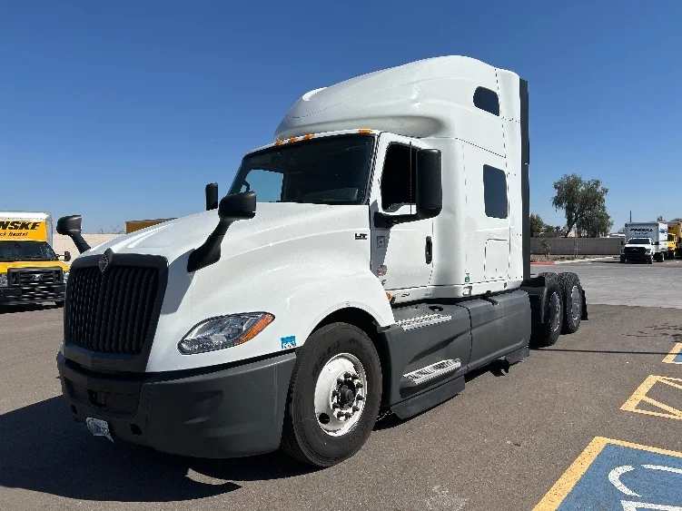 2023 International LT - image 3