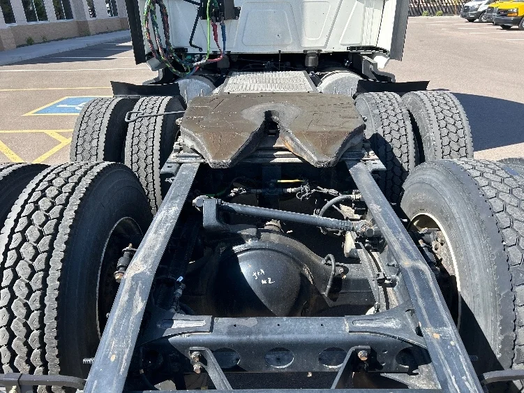 2023 International LT - image 6