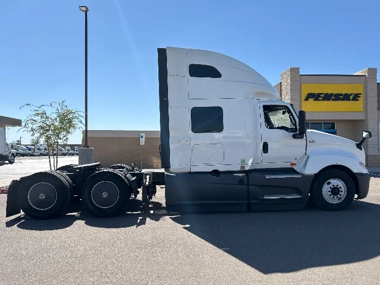 2023 International LT - image 8