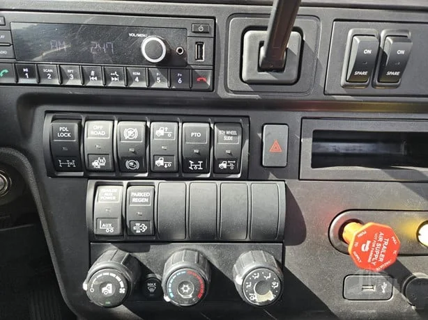 2024 International LT - image 18