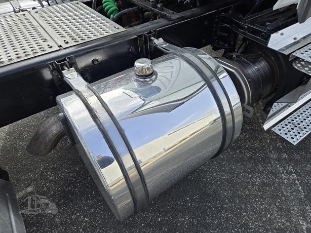 2024 International LT - image 25