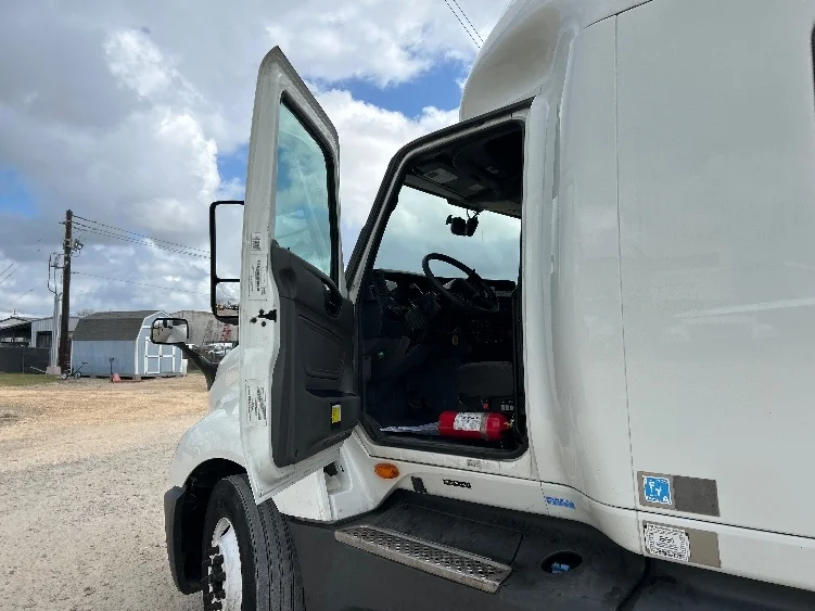 2023 International LT - image 9