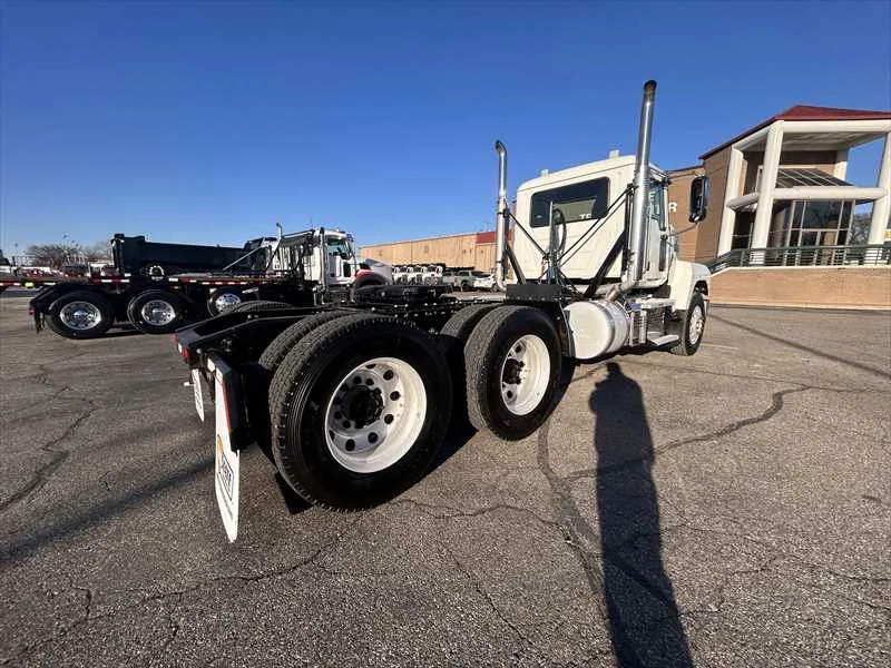 2020 Mack Pinnacle - image 5