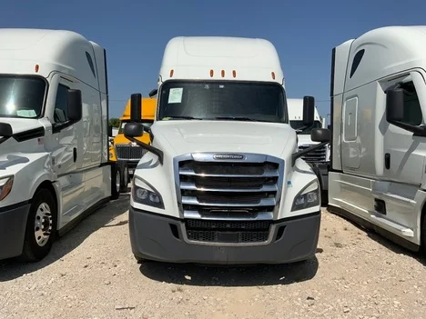 2020 Freightliner Cascadia - image 2