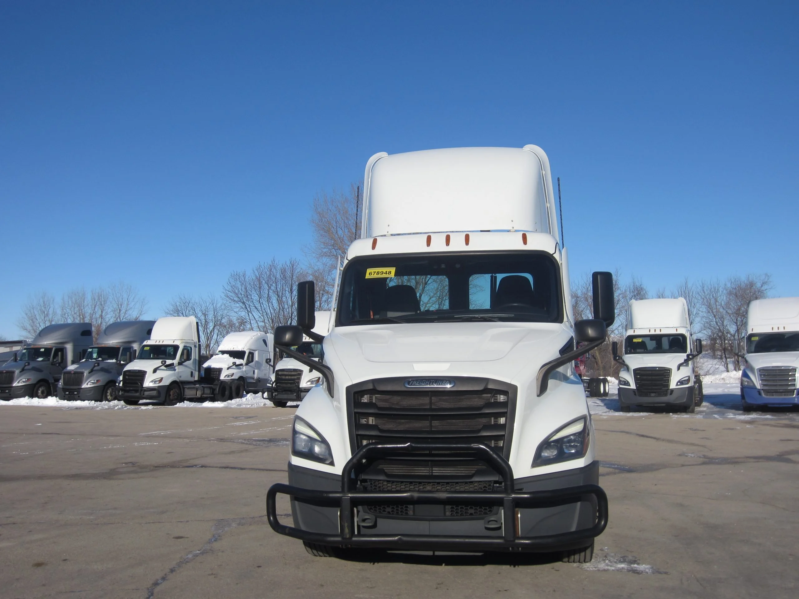 2021 Freightliner Cascadia in Milwaukee, WI — photo 2