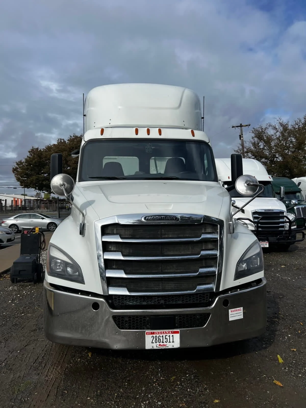 2019 Freightliner Cascadia - image 2