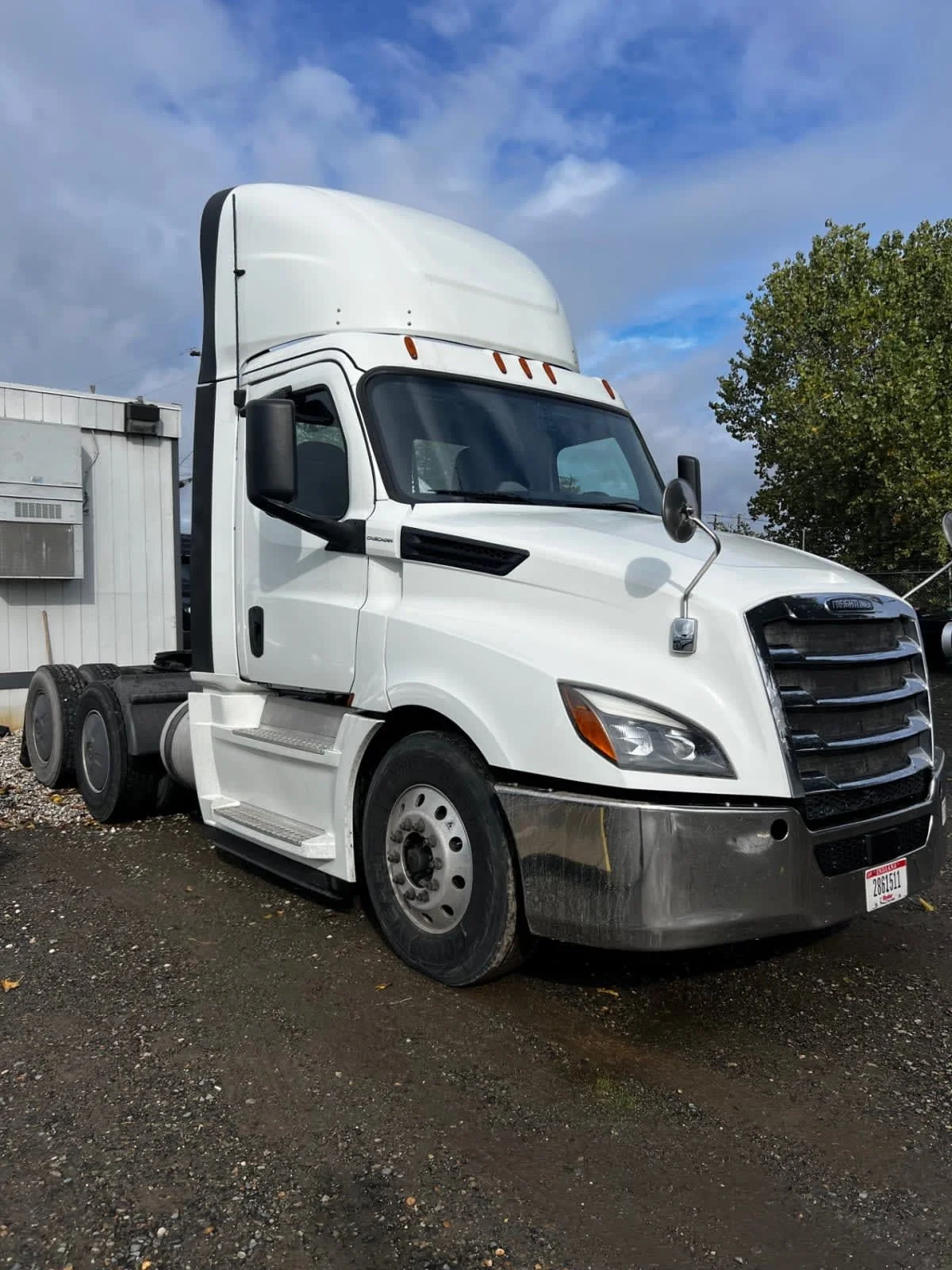 2019 Freightliner Cascadia - image 3