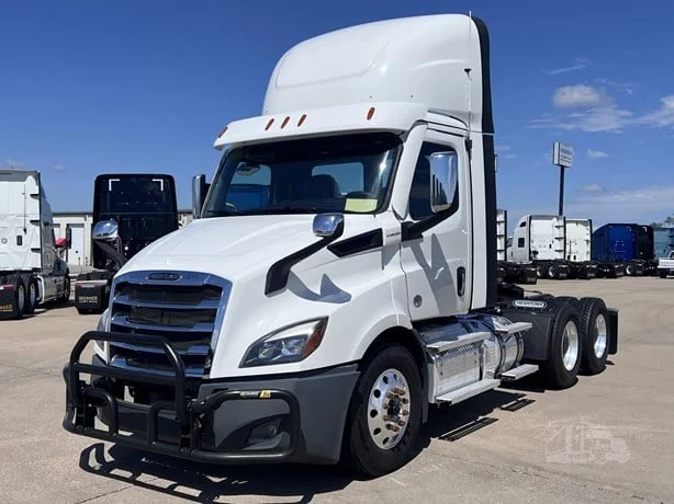 2023 Freightliner Cascadia in Location: Lithia Springs, GA — photo 2