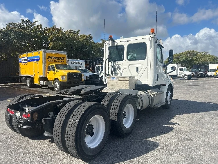 2019 Freightliner Cascadia in Medley, FL — photo 7