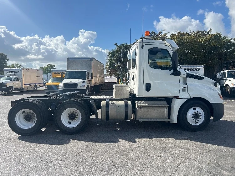 2019 Freightliner Cascadia in Medley, FL — photo 8