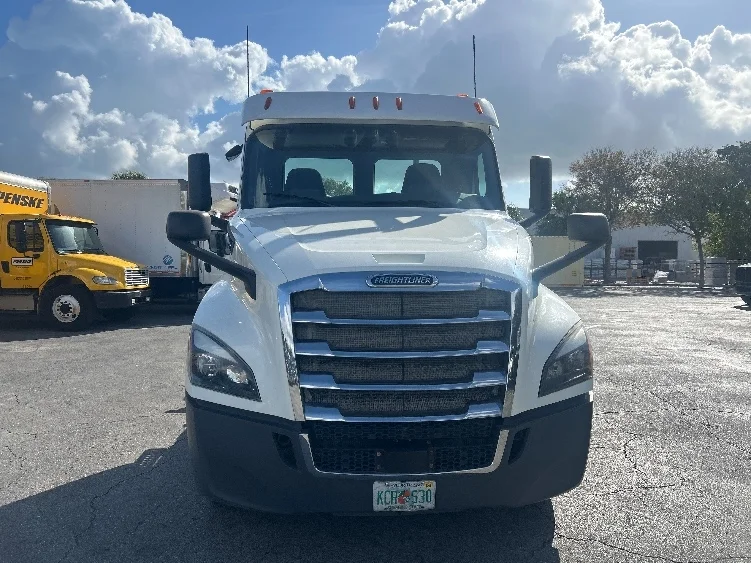 2019 Freightliner Cascadia in Medley, FL — photo 2