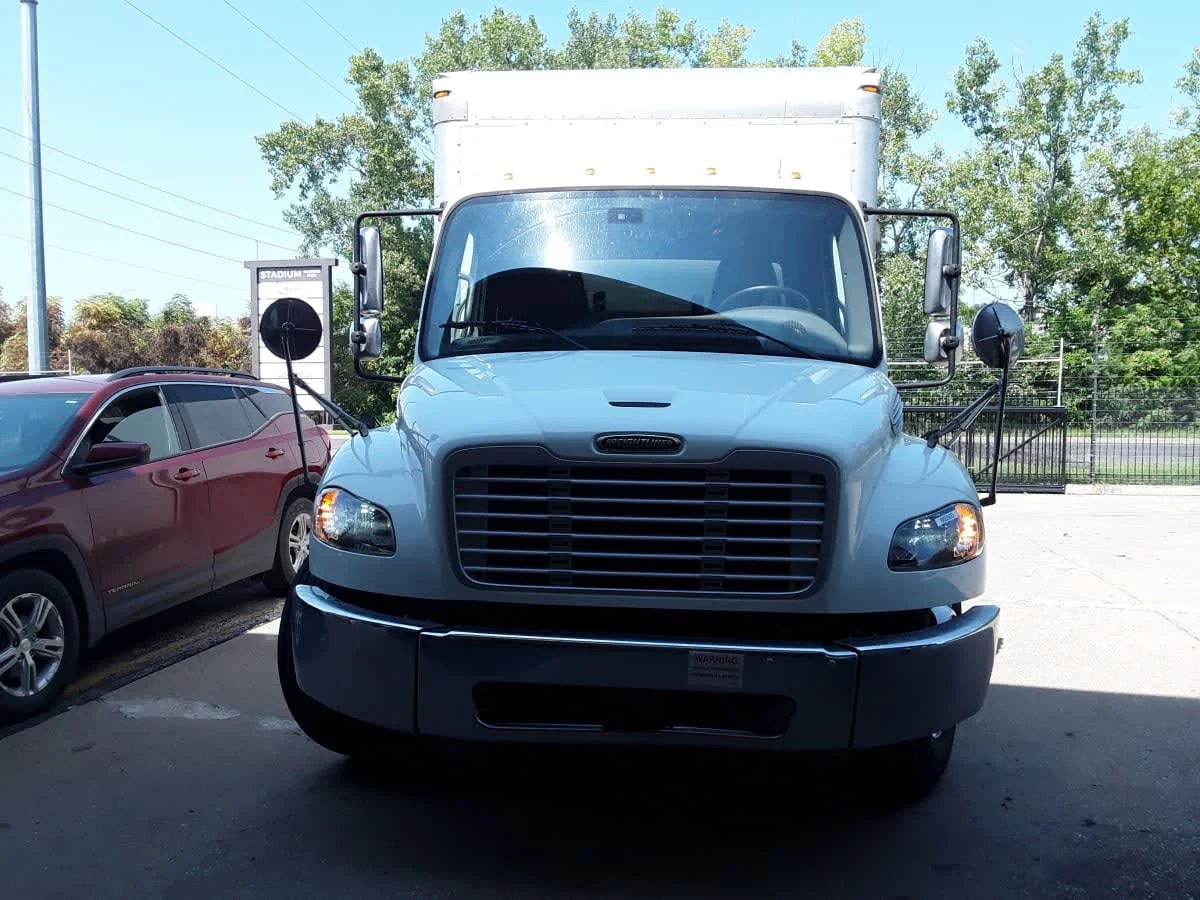2019 Freightliner M2 106 in Kansas City, MO — photo 2