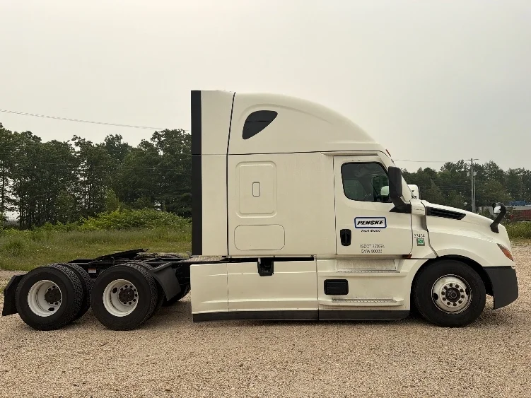 2021 Freightliner Cascadia in Reading, PA — photo 8
