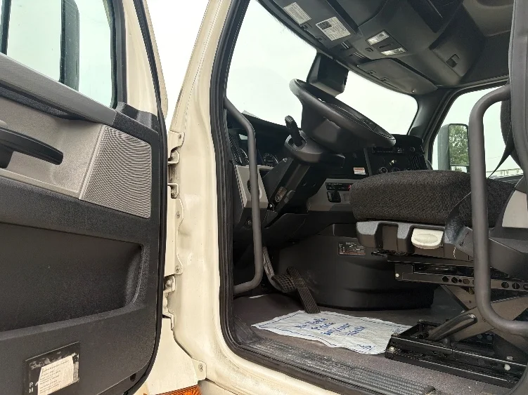 2021 Freightliner Cascadia in Reading, PA — photo 9