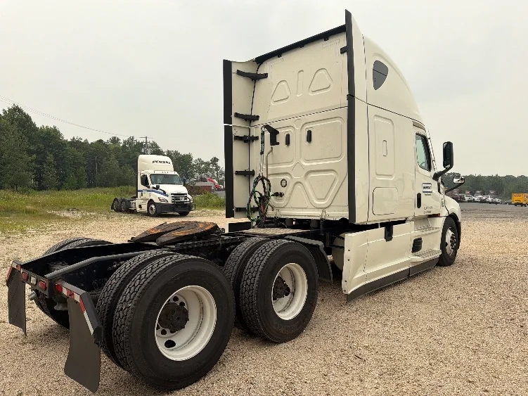 2021 Freightliner Cascadia in Reading, PA — photo 7