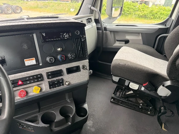 2021 Freightliner Cascadia in Reading, PA — photo 10