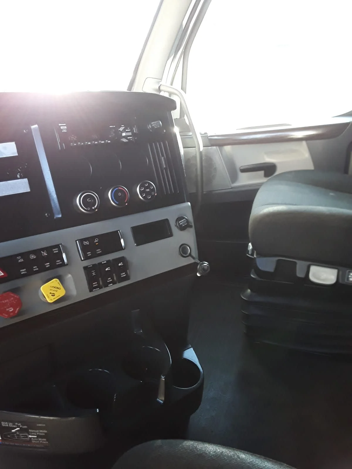 2020 Freightliner Cascadia in Kansas City, MO — photo 7