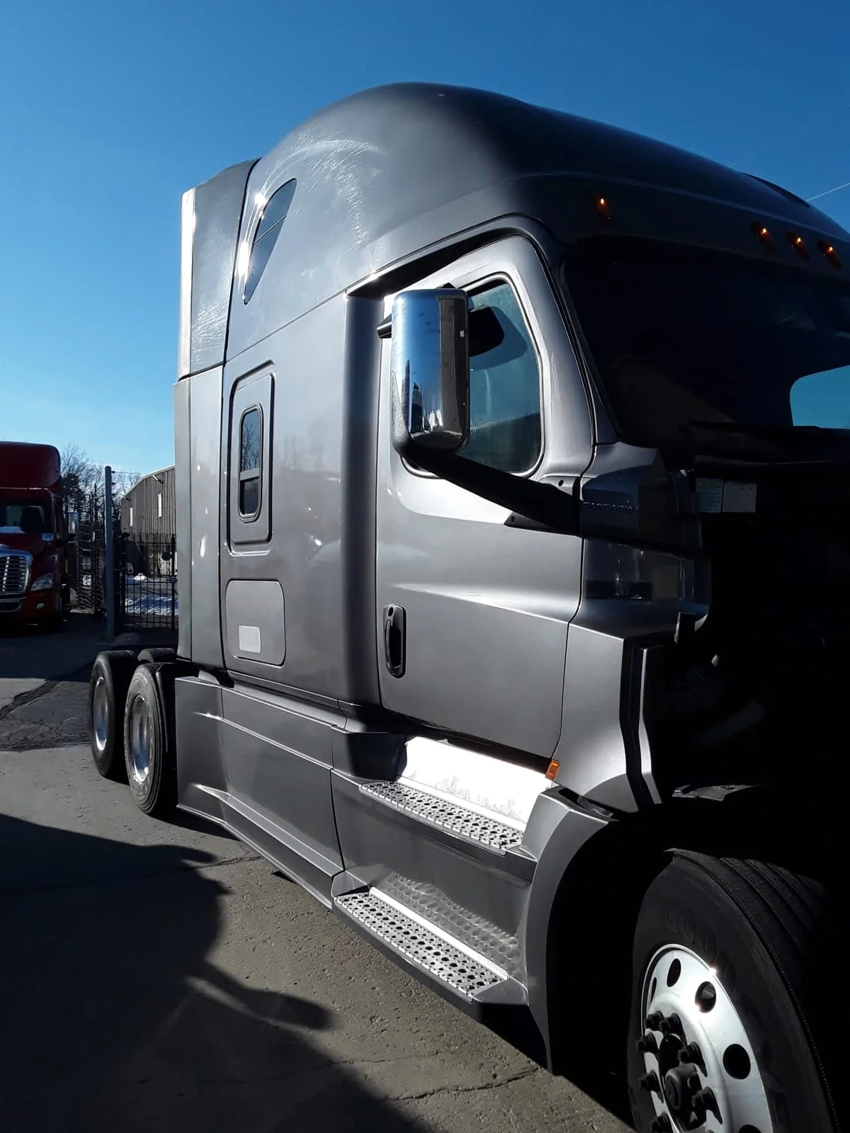 2020 Freightliner Cascadia in Kansas City, MO — photo 3