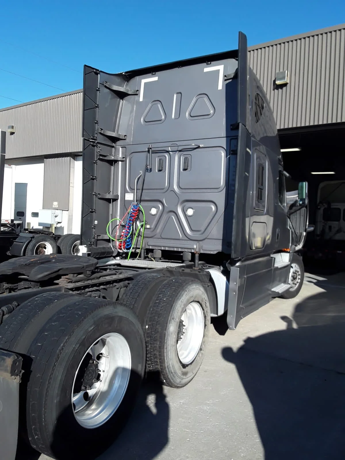 2020 Freightliner Cascadia in Kansas City, MO — photo 4