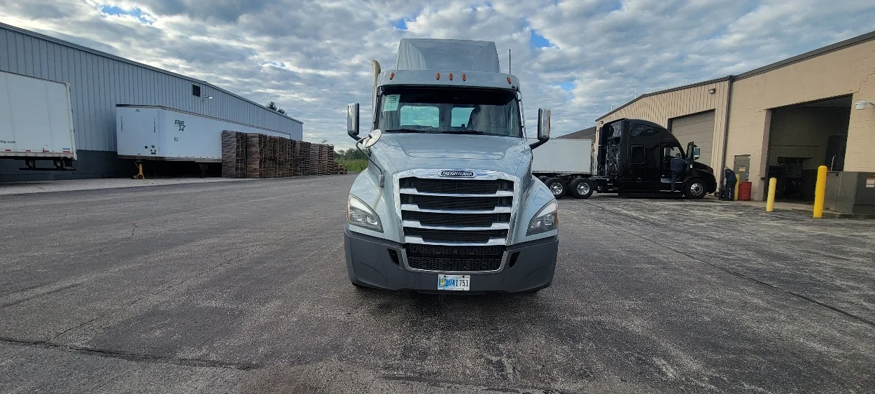 2020 Freightliner Cascadia - image 2