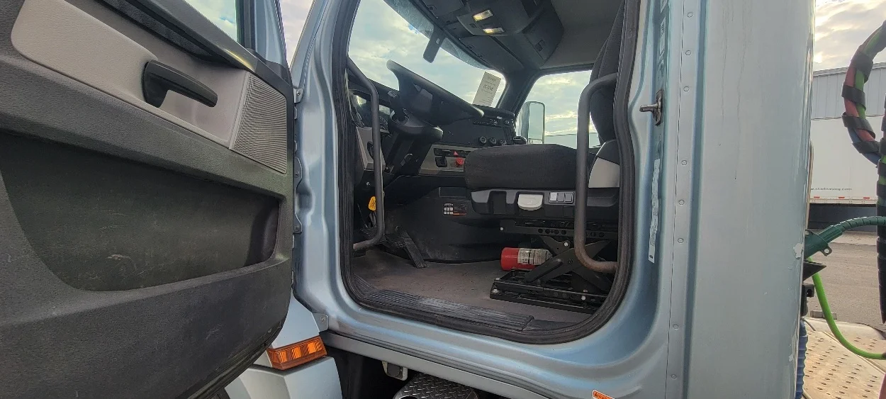 2020 Freightliner Cascadia - image 9