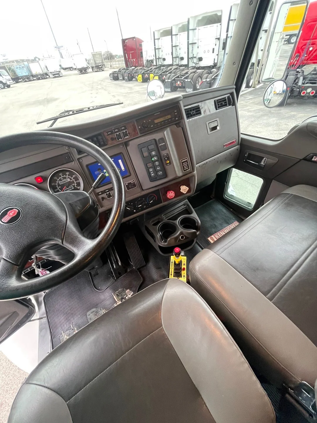 2010 Kenworth T370 - image 14