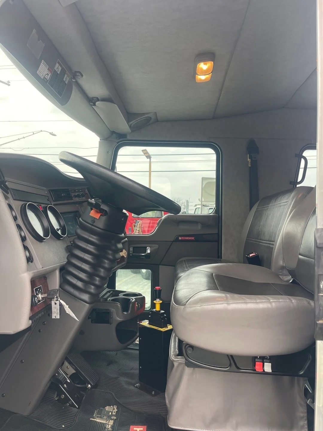 2010 Kenworth T370 - image 11