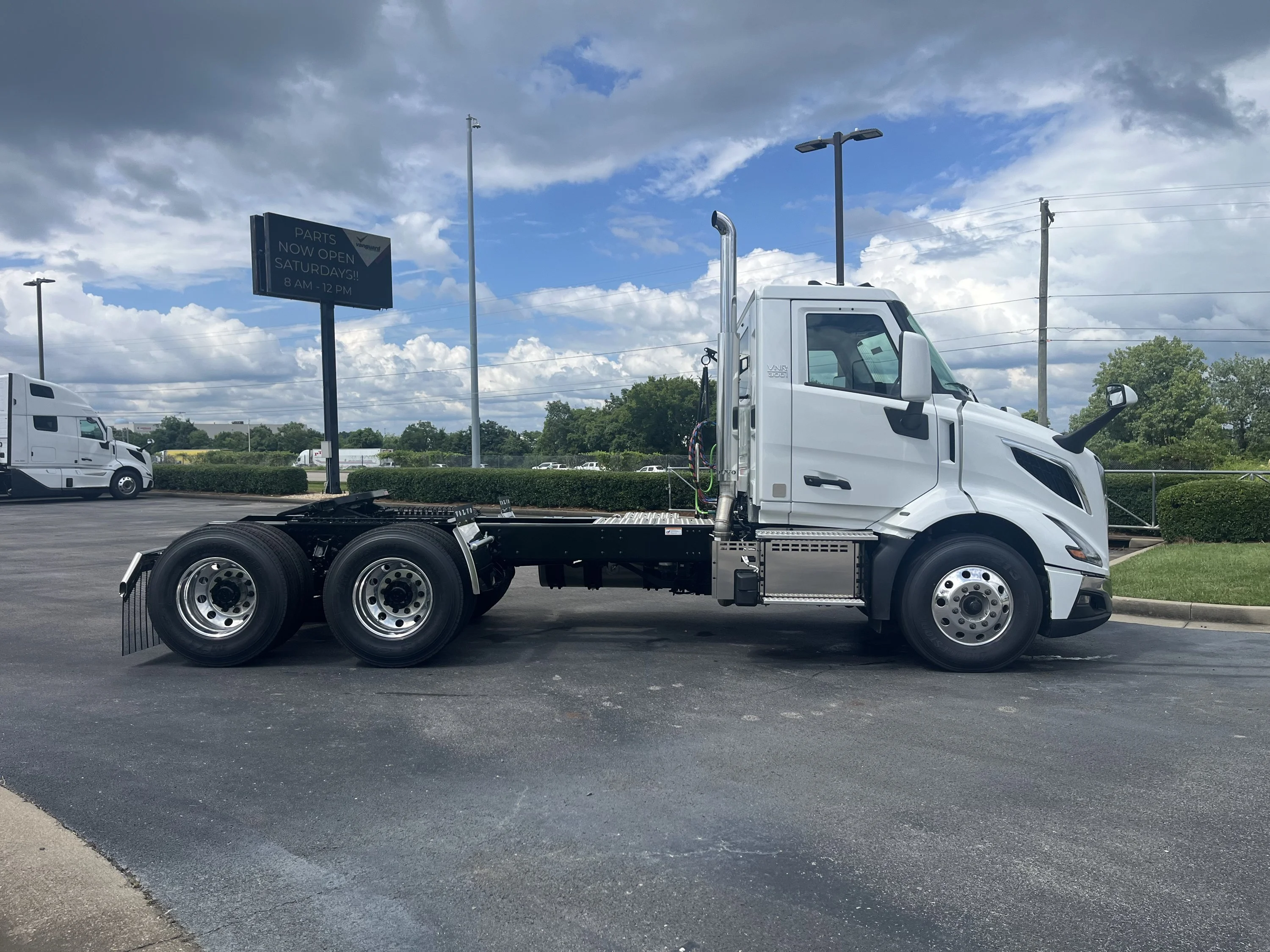 2027 Volvo VNR 640 in La Vergne — photo 2