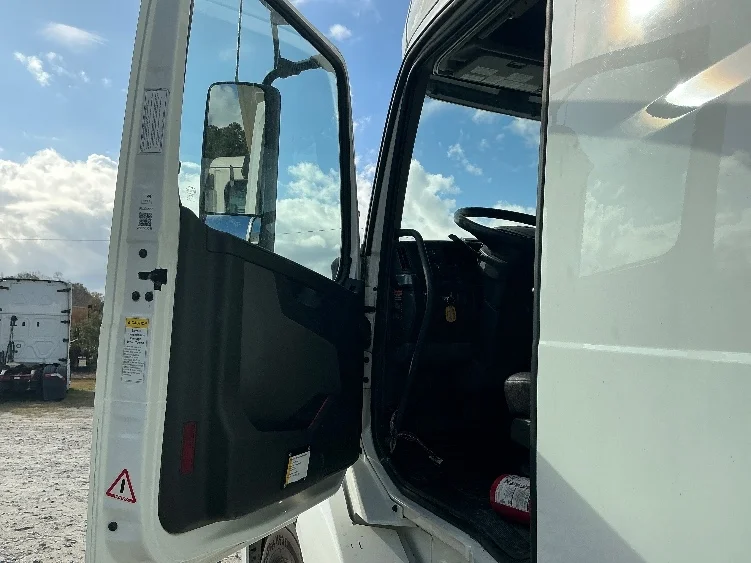 2023 Volvo VNL 760 - image 9