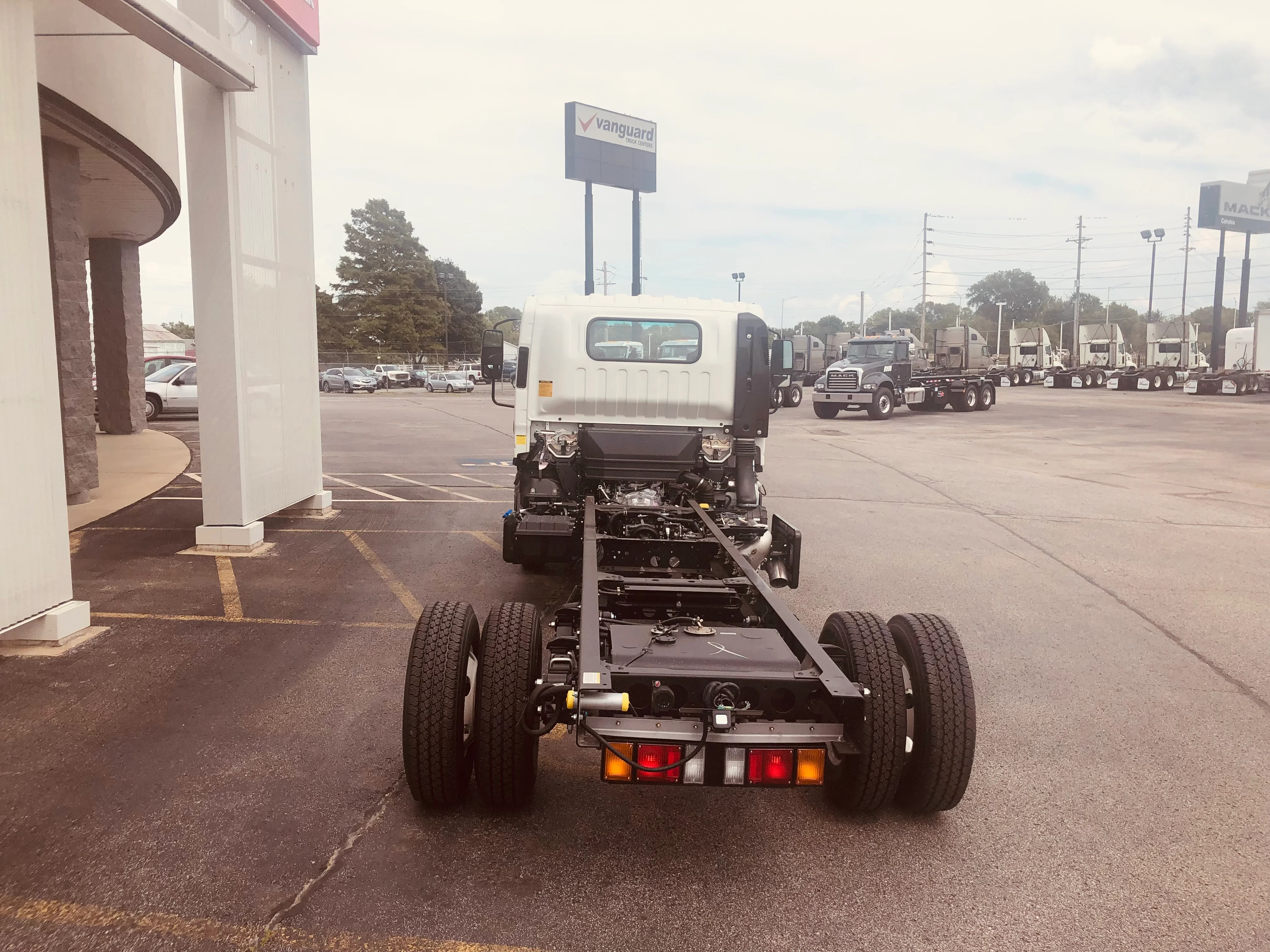 2024 Isuzu NPR - image 3