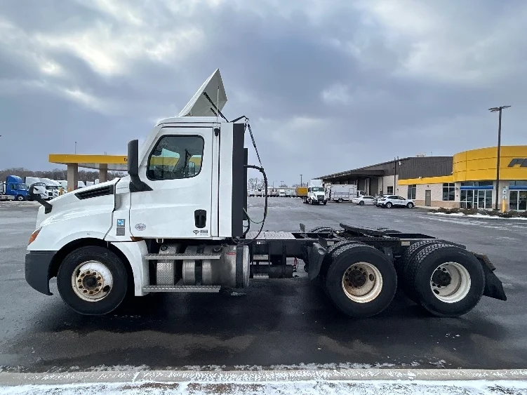2021 Freightliner Cascadia in La Porte, IN — photo 4